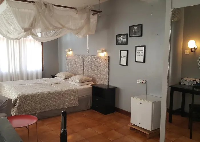 Q-Bar & Guesthouse
